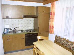 Apartment | Eigene Küche | Wasserkocher mit Kaffee-/Teezubehör, Kühlschrank, Ofen
