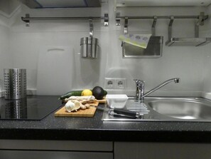 Kühlschrank, Mikrowelle, Herdplatte, Geschirrspüler