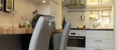 Kühlschrank, Mikrowelle, Herdplatte, Geschirrspüler