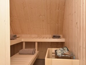 Badewanne, Haartrockner, Handtücher
