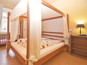 House | 8 bedrooms, individually furnished