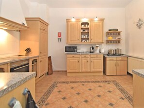 House | Private kitchen | Microwave, dishwasher, high chair