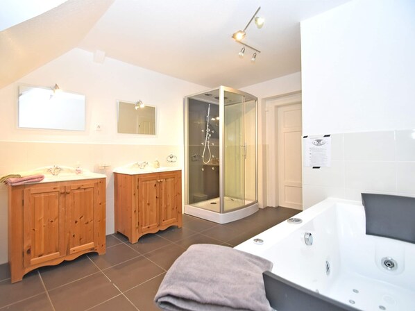 House | Bathroom | Shower - Gruppenhaus mit German Heimkino, 18 Personen (Treuen)