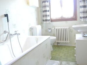 Apartment | Badezimmer | Badewanne, Handtücher