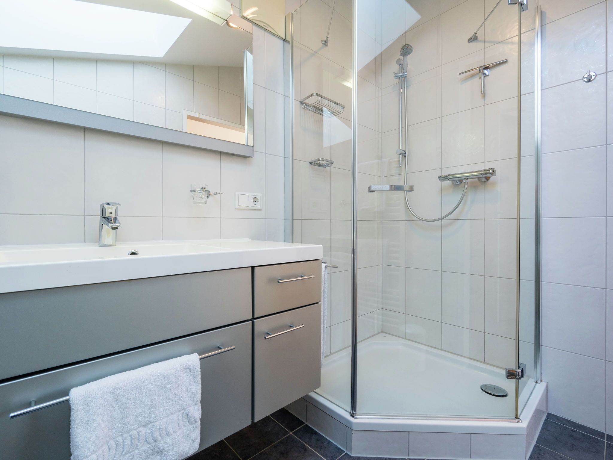 Bathtub, towels