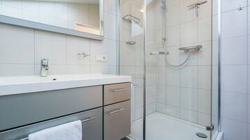 Bathtub, towels