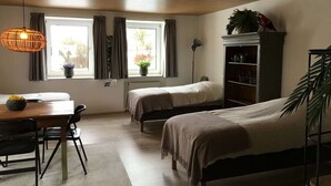 8 bedrooms, individually furnished - Spacious Group Home with Garden near Edersee & Kellerwald National Park (Naumburg)