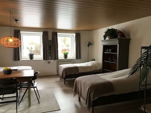 House | 8 bedrooms, individually furnished - Spacious Group Home with Garden near Edersee & Kellerwald National Park (Naumburg)