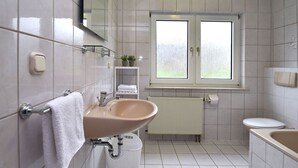 Bathroom - Spacious Group Home with Garden near Edersee & Kellerwald National Park (Naumburg)