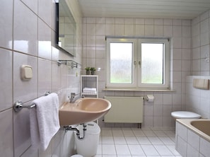House | Bathroom - Spacious Group Home with Garden near Edersee & Kellerwald National Park (Naumburg)
