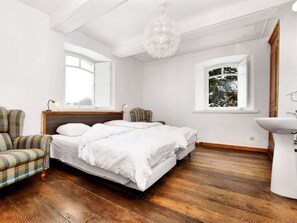 House | 9 bedrooms, individually furnished