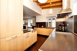 Casa | Cocina privada | Frigorífico y trona infantil