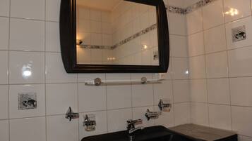 Kamar mandi | Shower dan handuk