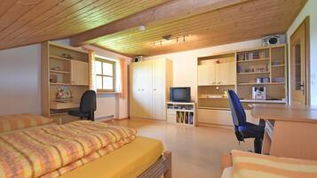 Apartment | 2 bedrooms, individually furnished, iron/ironing board, bed sheets