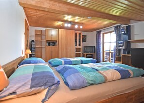 2 habitaciones, muebles diferentes y tabla de planchar con plancha 