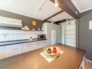 House | Private kitchen | Microwave, stovetop, dishwasher, highchair - Pretty House in the Ardennes With Swimming Pool & Games Room (Waimes)