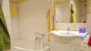House | Bathroom - Spacious Holiday Home in Sommerfeld near Lake (Kremmen)