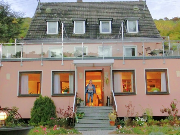 Exterior - Amazing Holiday Home Directly on the Rhine With Roof Terrace and a Large Garden (Sankt Goarshausen)