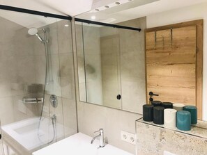 Een douche, handdoeken