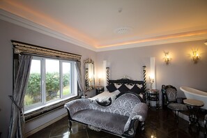 Junior Suite (Laguna Veneta) | Minibar, individually decorated, individually furnished, desk - Ferndale (Achill Island)