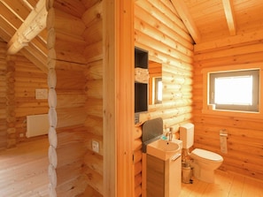 Bathtub, towels - Unique Wooden Holiday Home in the Beautiful Sauerland With Garden, Terrace, Sauna (Medebach)