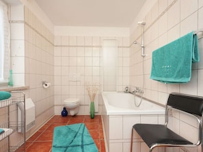 Combined shower/tub, towels
