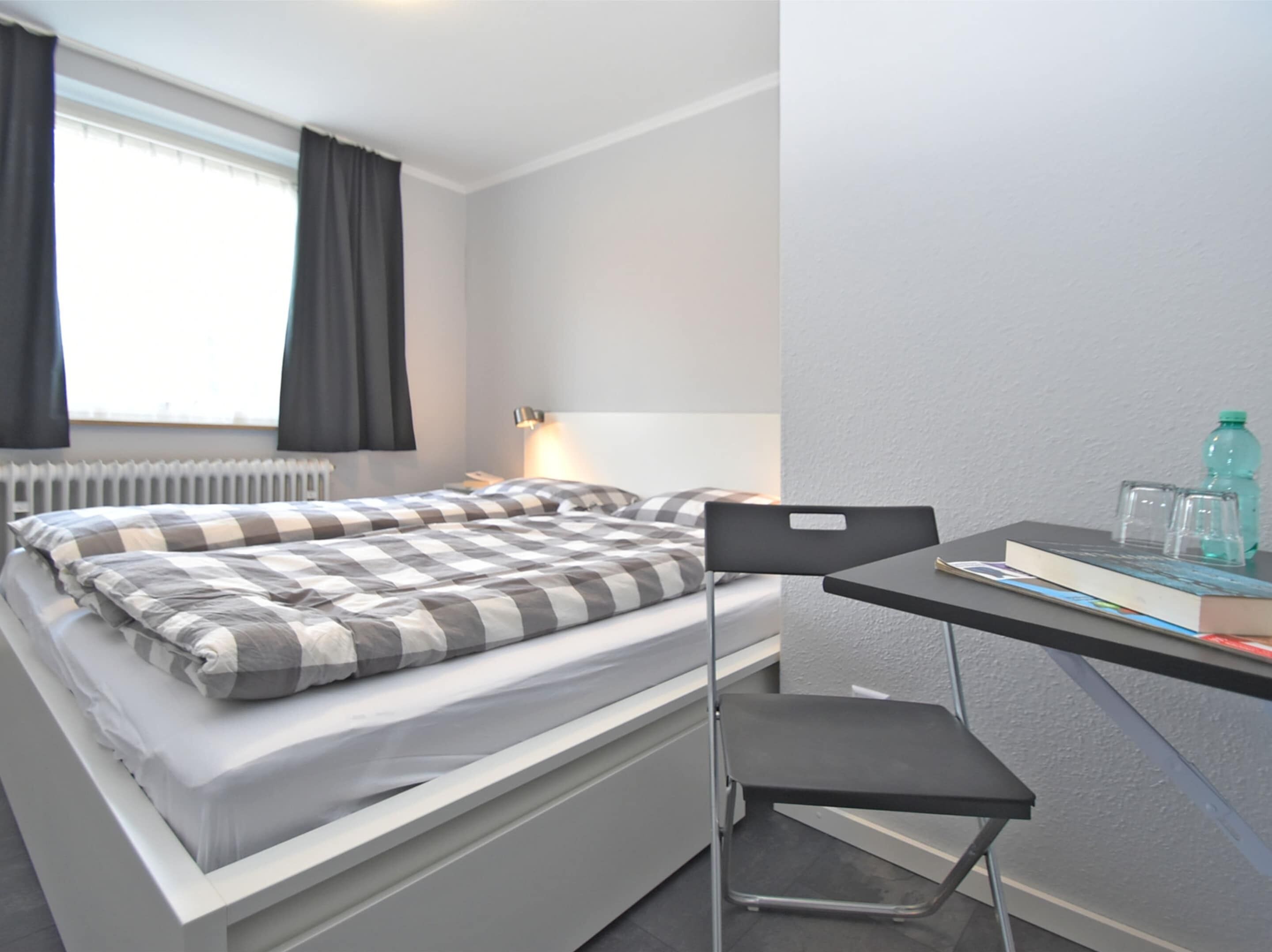 6 bedrooms, individually furnished, iron/ironing board, bed sheets