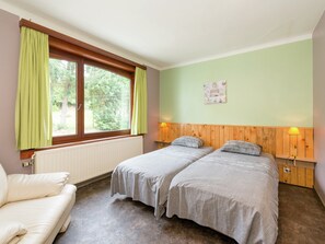 House | 11 bedrooms, individually furnished, bed sheets