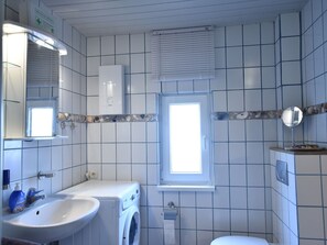 Ferienhaus | Badezimmer | Dusche, Haartrockner
