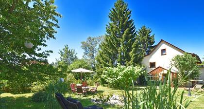Vintage Hoilday Home in Leina With Pond