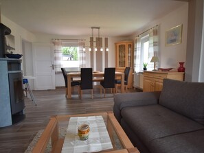 Apartment | Dining - Tranquil Apartment with Terrace in Blowatz near Sea (Blowatz)