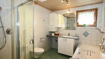 Apartemen | Kamar mandi | Kombinasi shower/bathtub dan handuk