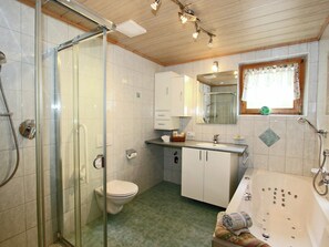 Apartemen | Kamar mandi | Kombinasi shower/bathtub dan handuk