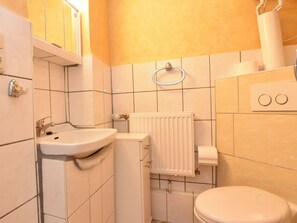 Bathroom - Serene Holiday Home in Kropelin Mecklenburg With Terrace (Kroepelin)