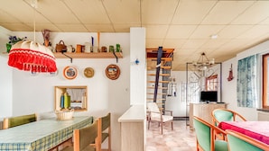 Dining - Charming Holiday Home in Neustadt am Rennsteig With Sauna (Grossbreitenbach)