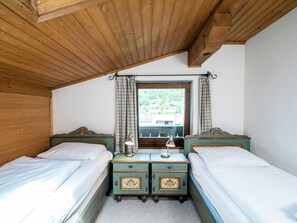 1 Schlafzimmer, Babybetten, individuell eingerichtet, Bettwäsche