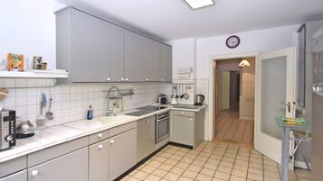 House | Private kitchen | Stovetop, high chair