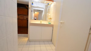 House | Bathroom | Shower, towels - Authentic Log Cabin With Fireplace, Only 300m to the Ski Slope, Unobstructed View (Korenov)