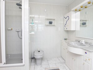 Combined shower/bathtub, towels - Modern Villa in Pedreguer With Private Pool (Pedreguer)
