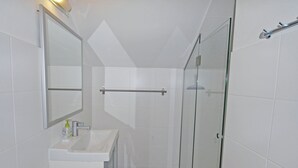 House | Bathroom | Shower - Holiday Home With Large Garden, Private Swimming Pool, Beautiful View and Directly by the Piste (Dolni Dvur)