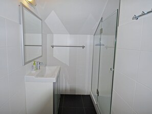 House | Bathroom | Shower - Holiday Home With Large Garden, Private Swimming Pool, Beautiful View and Directly by the Piste (Dolni Dvur)
