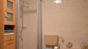 Appartement | Salle de bain | Ensemble baignoire-douche, serviettes fournies