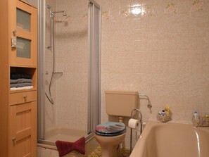 Apartment | Badezimmer | Duschwanne, Handtücher