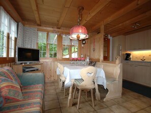 House | Private kitchen | Oven - Beautiful Holiday Home in Brienz With Lake View (Brienz)