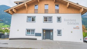 Kaksikerroksinen rakennus, jonka julkisivu on puuta ja jossa on kyltti, jossa lukee: ”Residenz Edelalm”.