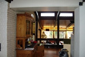 House | Ruang tamu | TV, pendiangan