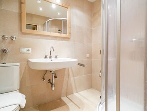Apartment | Badezimmer | Dusche, Handtücher