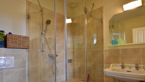Maison | Salle de bain | Douche, sèche-cheveux