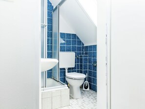 Bathroom - Large Group House in Hesse With Common Room, Terrace, Garden - Ideally Situated (Homberg)