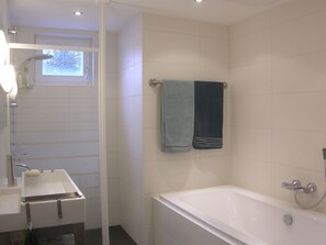 Ferienhaus | Badezimmer | Badewanne